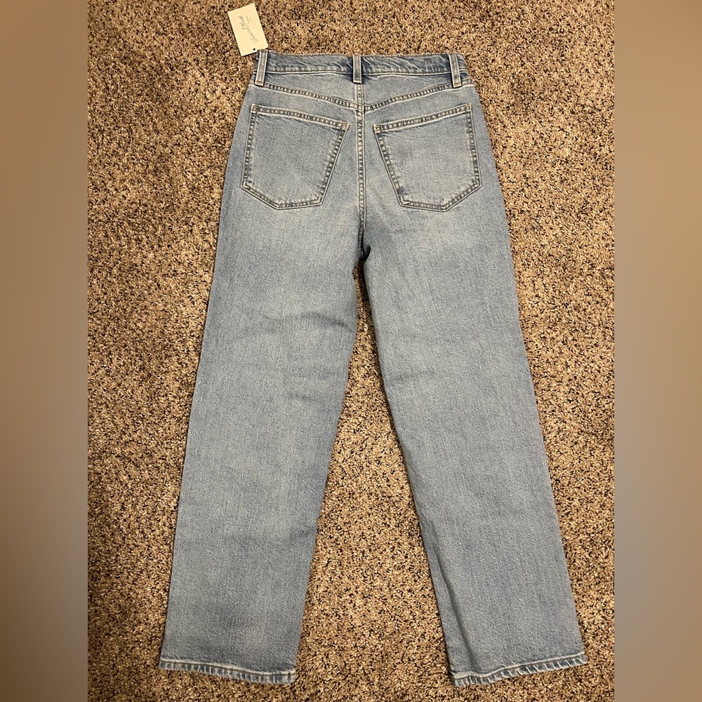 NWT Universal Thread Sz 2Short Light Wash Women’s Jeans - Classic Straight Fit - Picture 2 of 7